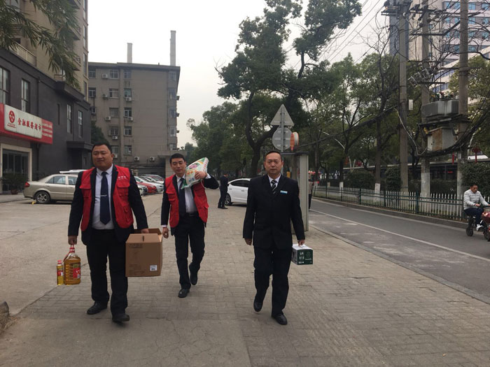 記五合物業中國電信服務中心胡經理一行走訪困難員工
